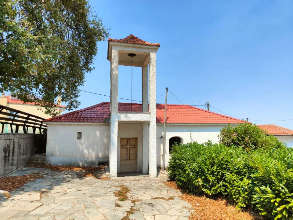 Η εκκλησία του Αγίου Νικολάου με το λευκό καμπαναριό