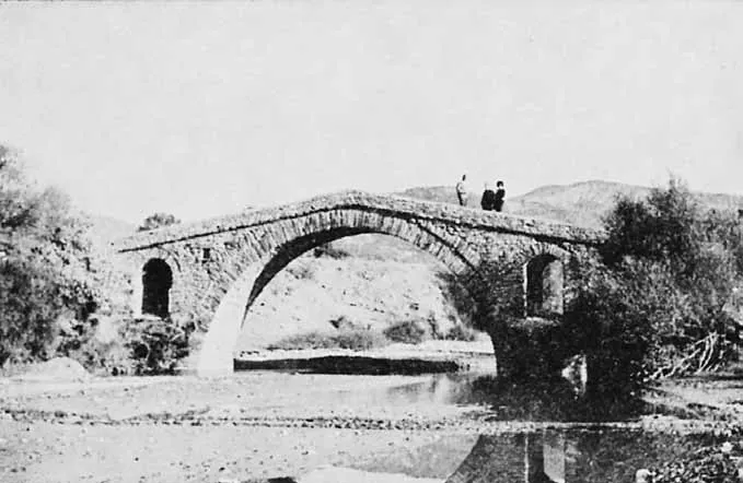 Ασπρόμαυρη παλιά φωτογραφία του γεφυριού του Ζιάκα, με ανθρώπους πάνω στην καμάρα
