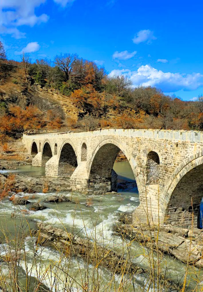 Το πολύτοξο πέτρινο Γεφύρι Σπανού πάνω από τον ποταμό Βενέτικο