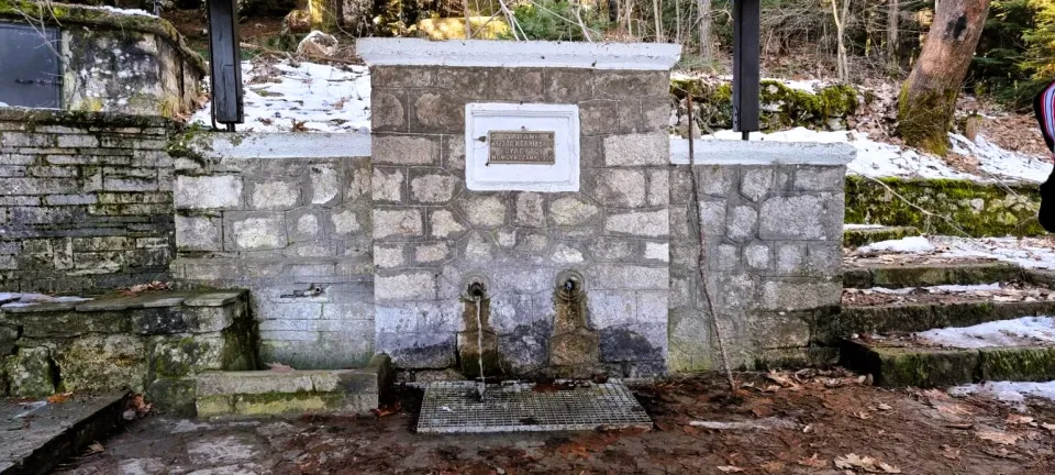 Η Κρύα Βρύση: πέτρινη βρύση με δύο κρουνούς