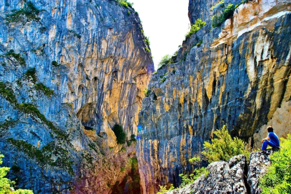 Πεζοπόρος στα απόκρημνα βράχια του φαραγγιού της Πορτίτσας