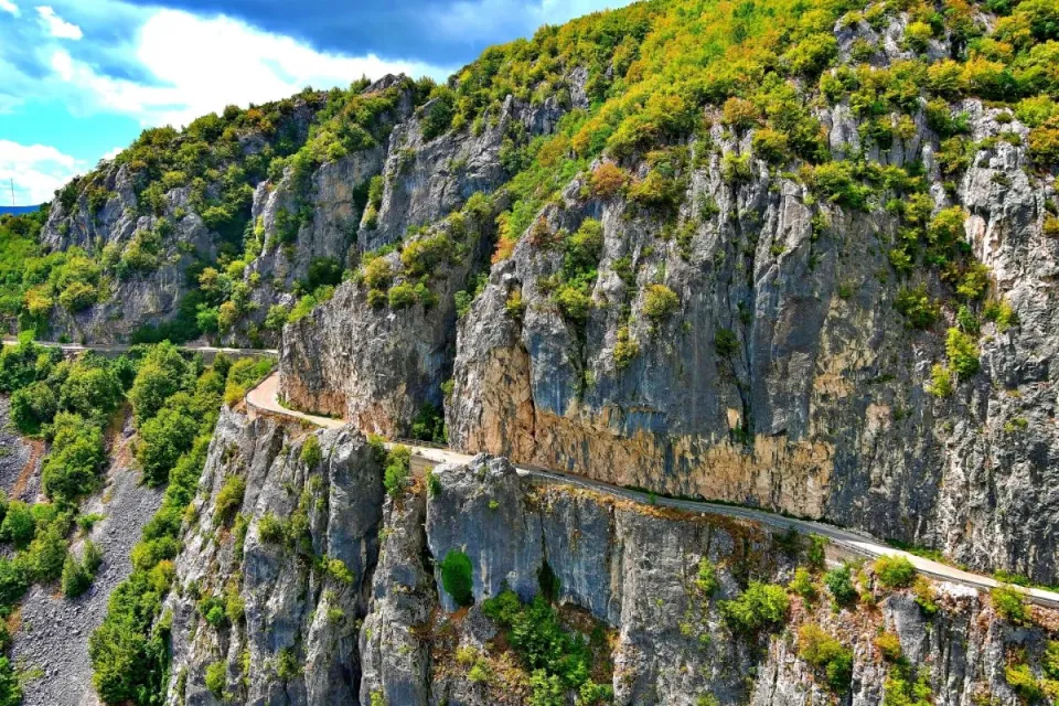 Δρόμος σκαμμένος στα απόκρημνα βράχια του φαραγγιού της Πορτίτσας
