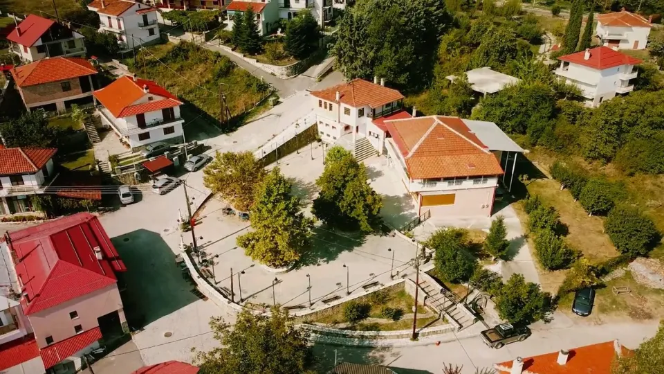 Αεροφωτογραφία της πλατείας του Ζιάκα με τα γύρω σπίτια