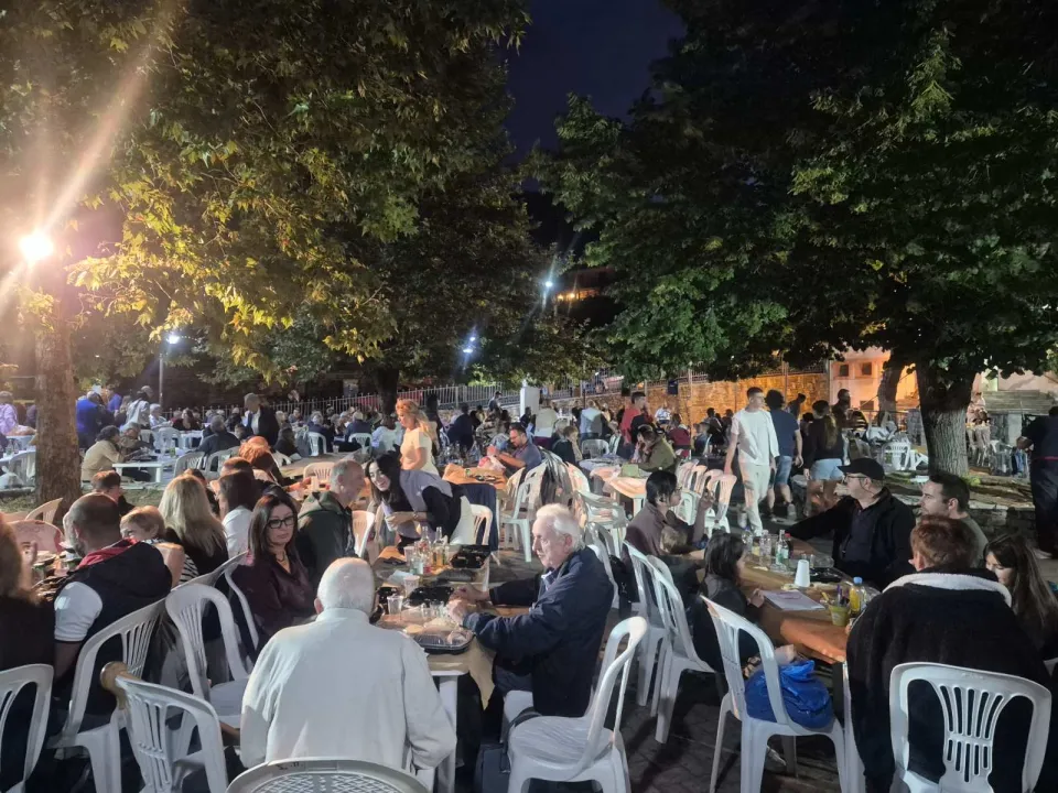 Κάτοικοι και επισκέπτες στα τραπέζια της πλατείας στη βραδινή γιορτή