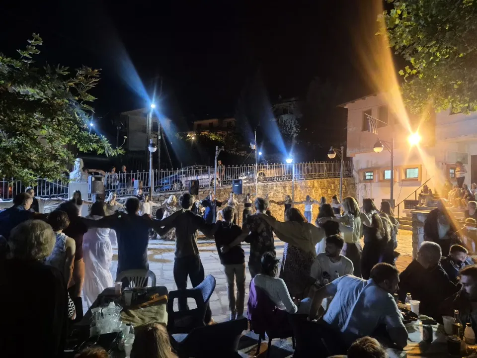 Κύκλος χορού στην πλατεία του Ζιάκα στη βραδινή γιορτή