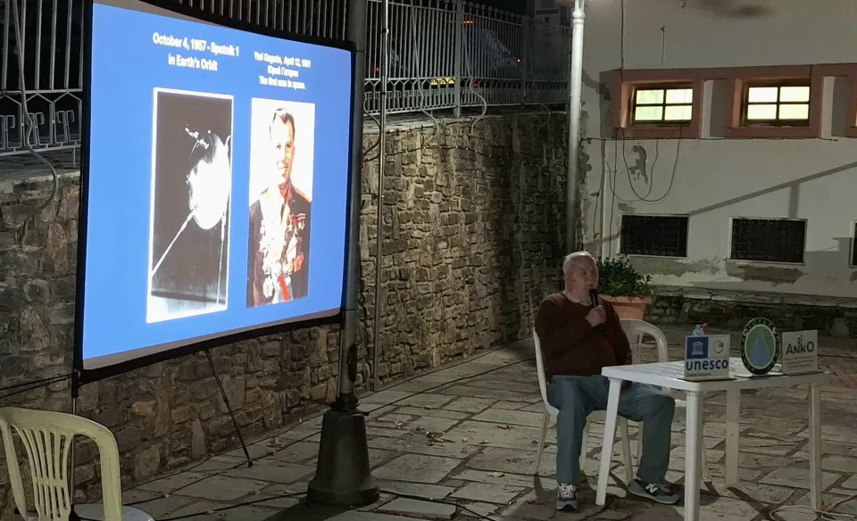 Ομιλητής παρουσιάζει σε προβολή στην πλατεία του Ζιάκα το βράδυ