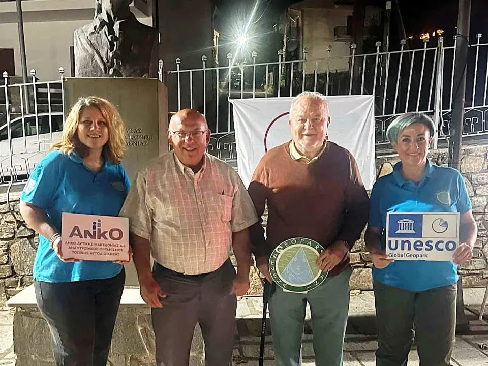 Οι ομιλητές της βραδιάς επιστήμης με τις πλακέτες της ANKO και της UNESCO