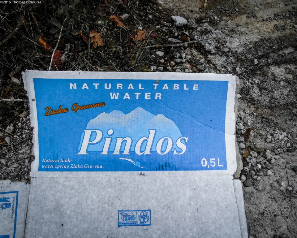 Ετικέτα επιτραπέζιου νερού «Pindos» 0,5 λίτρων στο έδαφος