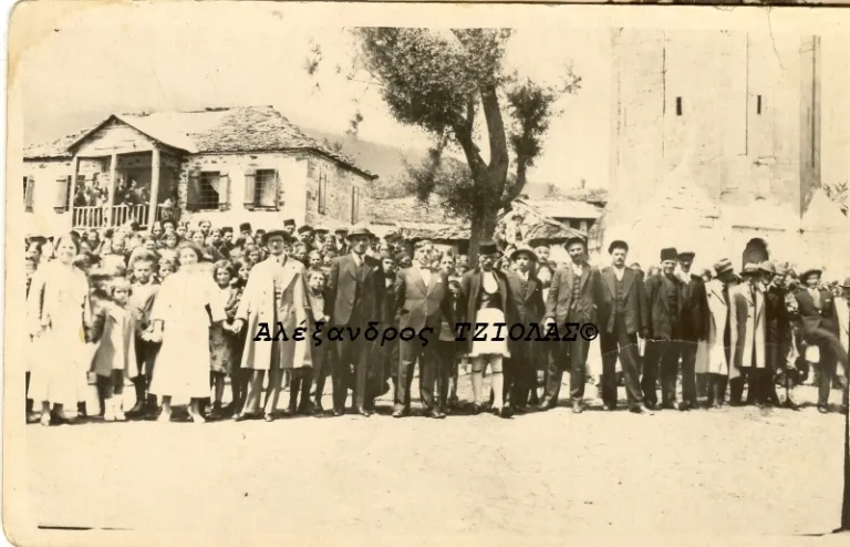 Παλιά ομαδική φωτογραφία κατοίκων μπροστά σε σπίτι του χωριού