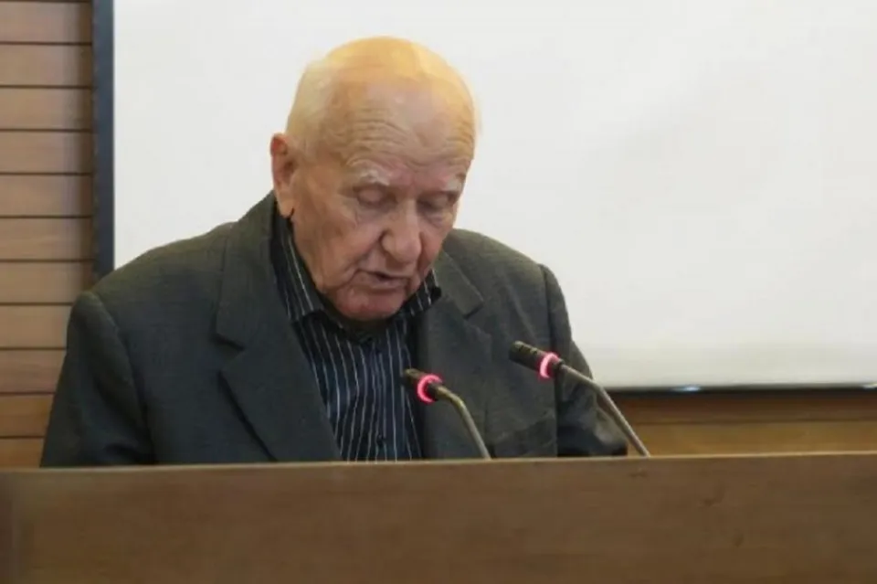 Ο Βασίλης Γκανάτσιος μιλά από το βήμα