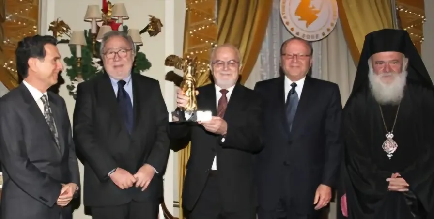 Ο Θανάσης Οικονόμου τιμάται σε εκδήλωση, ανάμεσα σε επισήμους