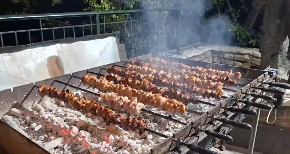 Σουβλάκια ψήνονται στα κάρβουνα στο γλέντι του χωριού