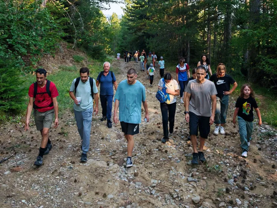 Πεζοπόροι ανεβαίνουν χωματόδρομο στο δάσος του Όρλιακα