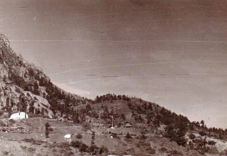 Παλιά φωτογραφία των κατασκηνώσεων του Ζιάκα στους πρόποδες του βουνού