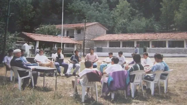 Συγκέντρωση στο προαύλιο των κατασκηνώσεων