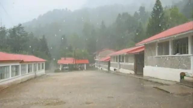 Τα κτίρια των κατασκηνώσεων στη βροχή